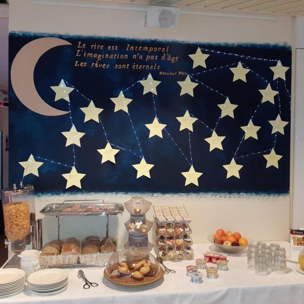 Buffet mit kuchen und getränken